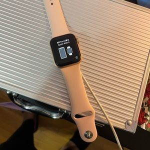 Apple watch series 5 rose gold 40 mm includes 6 interchangeable bands